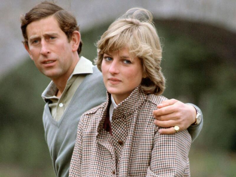 La Princesa Diana y el Príncipe Carlos en un momento de complicidad