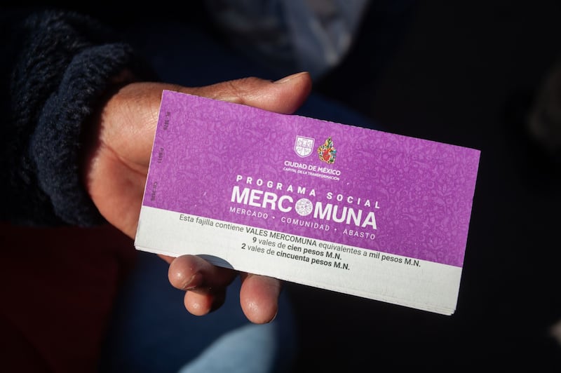 Clara Brugada, jefa de Gobierno de la Ciudad encabezó la entrega del programa Mercomuna (Mercado, comunidad y abasto) que se llevó a cabo en la Plaza de la Constitución y consiste en tener vales para comprar con locatarios de las alcaldías de la ciudad registrados en el programa.