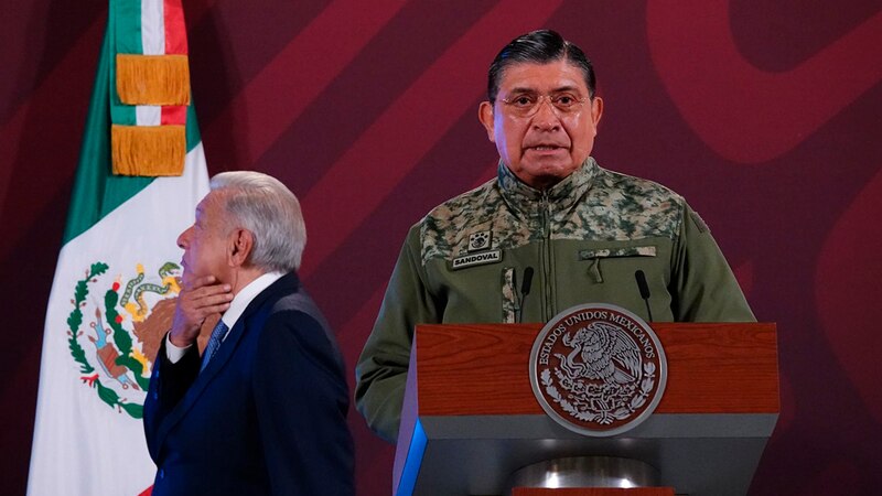 El presidente Andrés Manuel López Obrador y el secretario de la Defensa Nacional, Luis Cresencio Sandoval, durante una conferencia de prensa en Palacio Nacional.