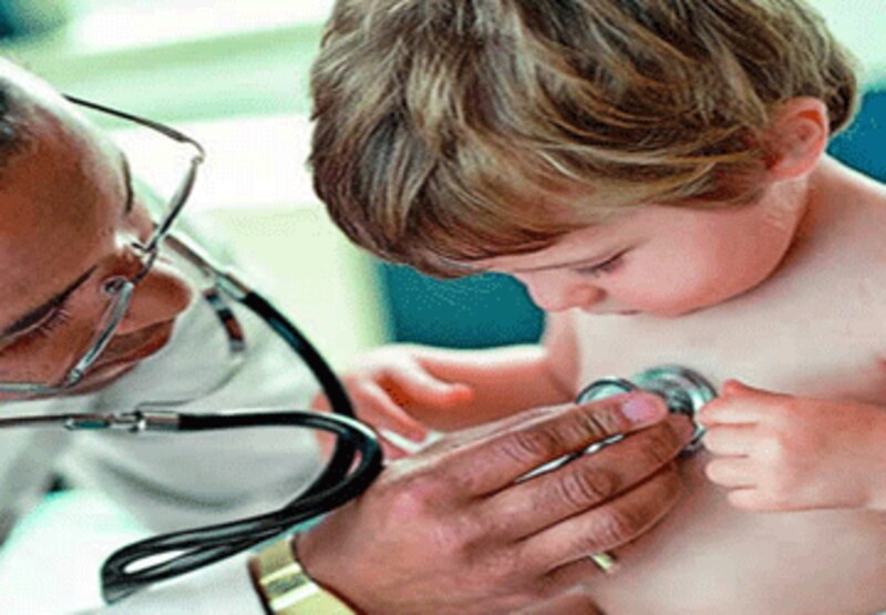 Revisión médica de un niño
