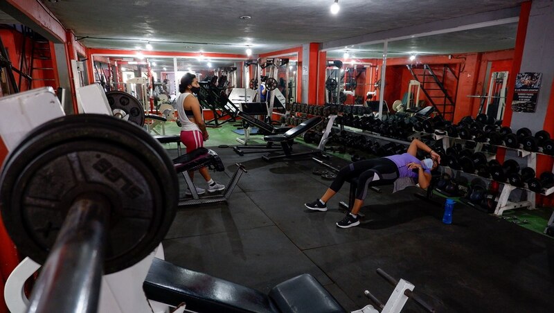 Mujeres entrenando en un gimnasio