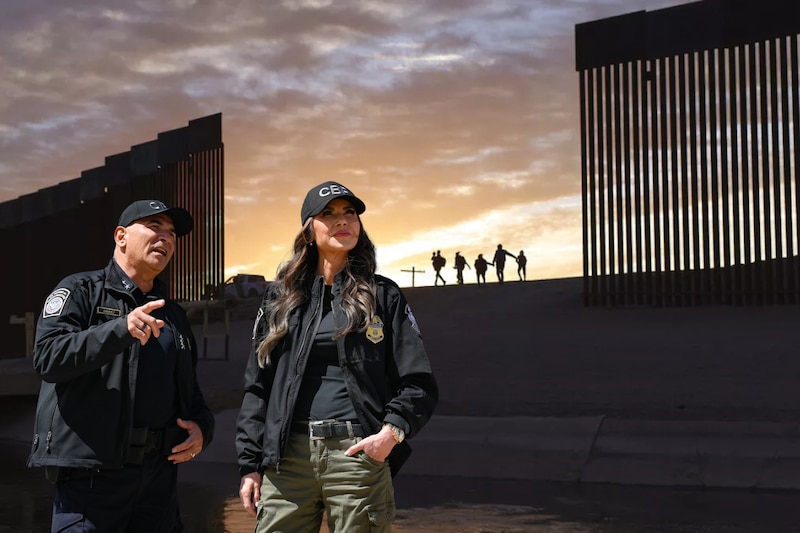 Composición fotográfica donde se aprecia a la Secretaria de Seguridad Kristi Noem en el muro fronterizo en Arizona