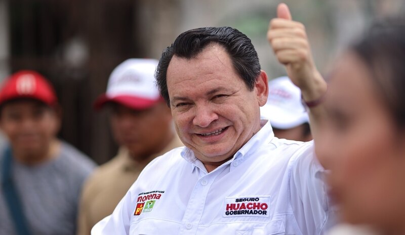 El candidato presidencial mexicano Andrés Manuel López Obrador saluda a sus seguidores durante un mitin de campaña.