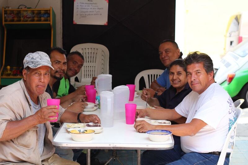 Un grupo de amigos disfrutando de una comida juntos