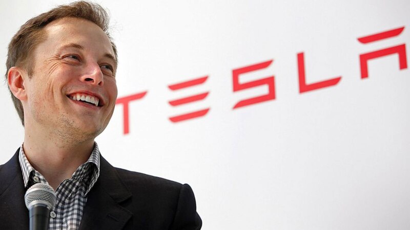 Elon Musk, el CEO de Tesla, sonríe ante el éxito de su empresa