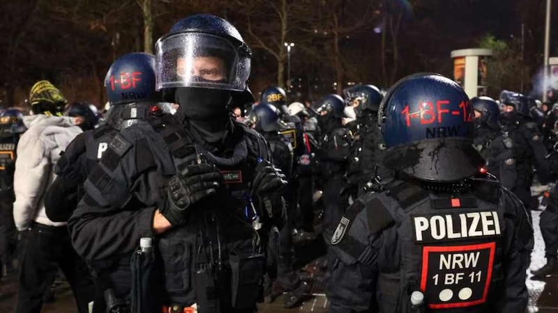 La policía antidisturbios se enfrenta a los manifestantes en las calles de Berlín