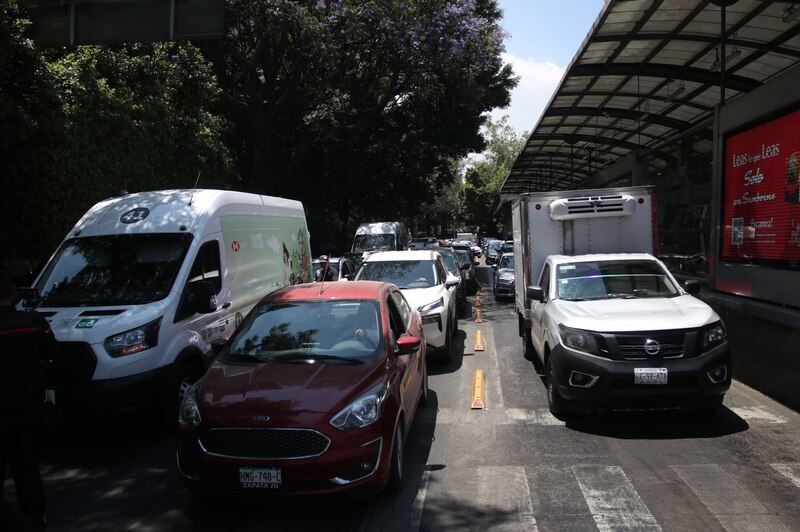 Vecinos de la alcaldía Benito realizan por segundo día consecutivo el cierre de la Avenida Xoco e Insurgentes para exigir la atención de las autoridades y jefe de Gobierno, Martí Batres por el olor a químicos en agua que han reportado desde hace un par de semanas.