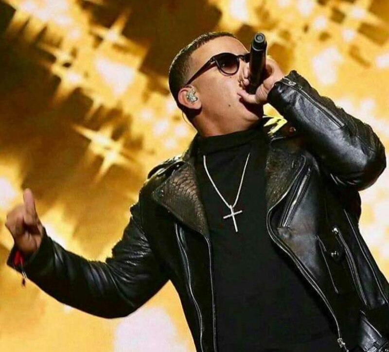 Ozuna cantando en concierto