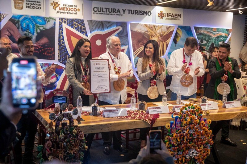 Entrega de reconocimiento a la Lic. Nely Meza Camargo