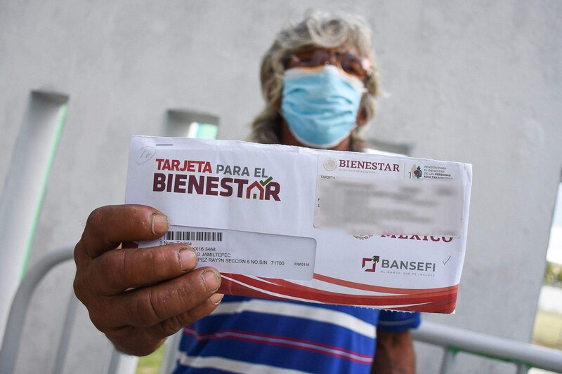 Una mujer con su tarjeta del bienestar