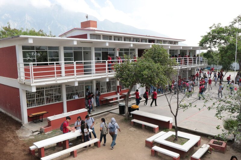 Estudiantes en el patio de una escuela