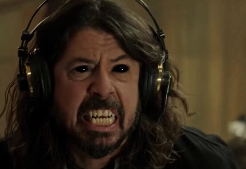 Dave Grohl, vocalista de Foo Fighters, se transforma en un vampiro