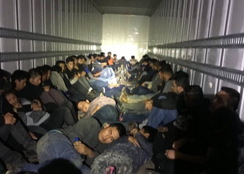 Inmigrantes hacinados en un camión