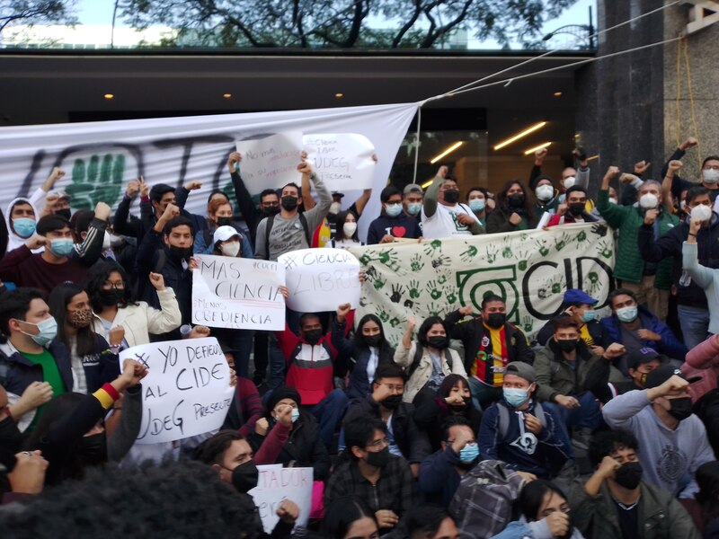 Estudiantes protestan contra la imposición del CIDE en la UdeG