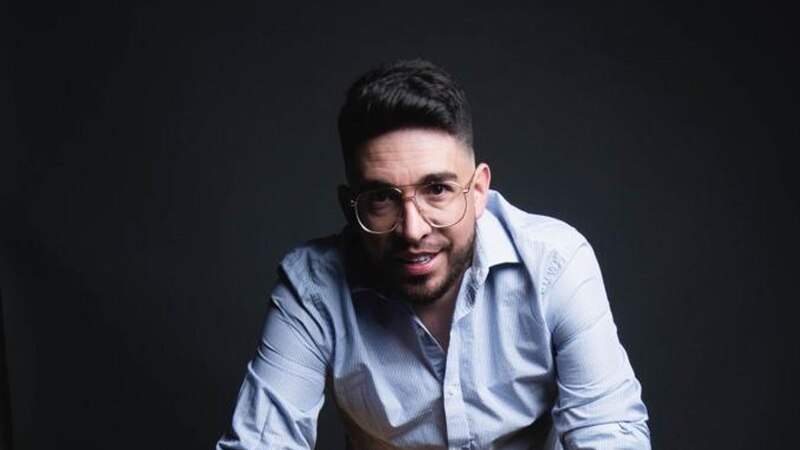 Joven empresario sonriente con gafas