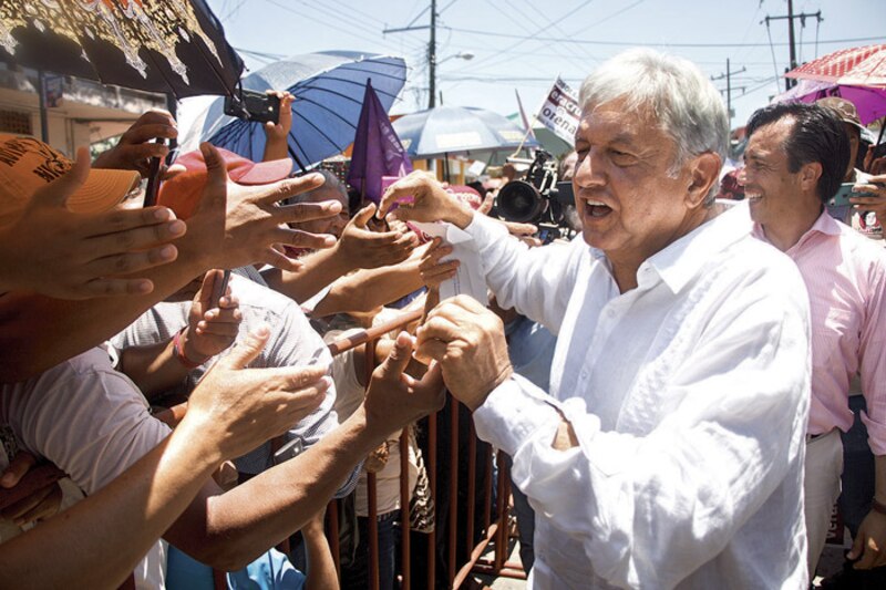 El candidato presidencial Andrés Manuel López Obrador saluda a sus seguidores durante un mitin en la Ciudad de México.
