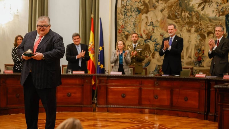 El presidente del Gobierno, Pedro Sánchez, entrega la Gran Cruz de la Orden del Mérito Civil al presidente de la CEOE, Antonio Garamendi.