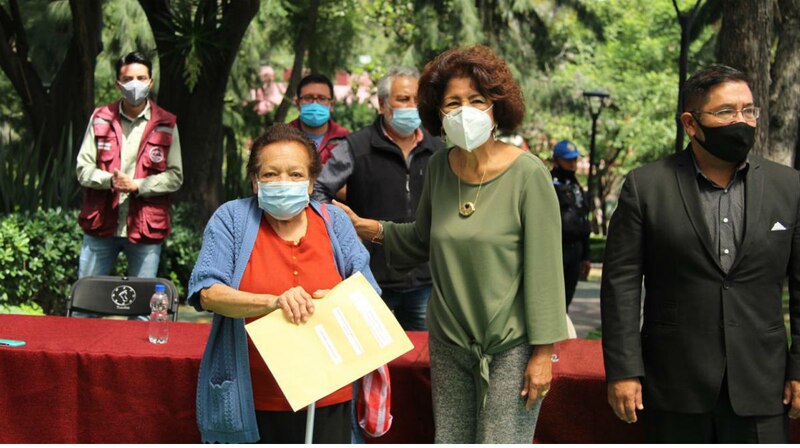 Entrega de escrituras a personas adultas mayores en la Ciudad de México