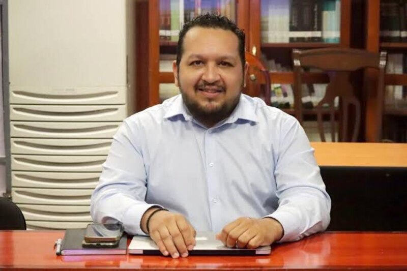 El Dr. Juan Pérez, un experto en SEO, da una conferencia sobre cómo mejorar el posicionamiento de los sitios web en los motores de búsqueda.