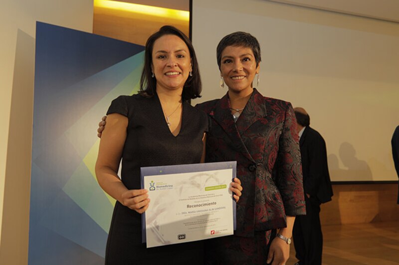 Entrega de reconocimiento a la Dra. María Eugenia Dengo por su destacada labor en el campo de la salud.
