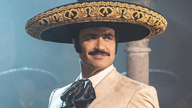 El actor mexicano Gael García Bernal caracterizado como Vicente Fernández