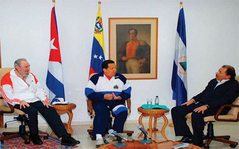 Fidel Castro, Hugo Chávez y Evo Morales en una reunión en La Habana