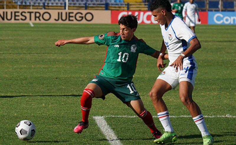 ¡Espectacular jugada en el partido de fútbol!