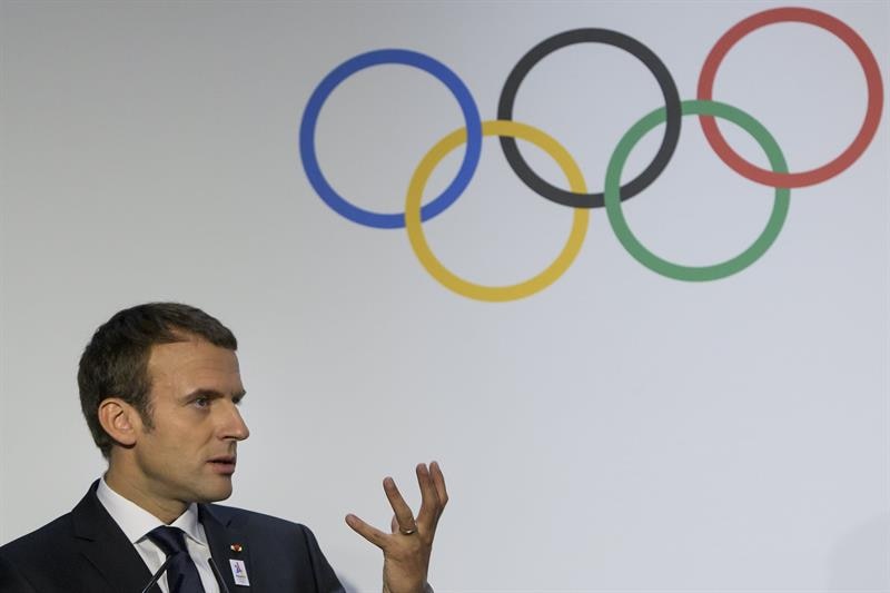 El presidente francés Emmanuel Macron habla en una conferencia de prensa sobre los Juegos Olímpicos de París 2024