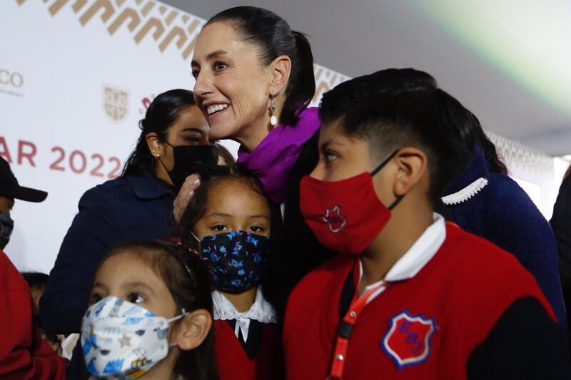 La Jefa de Gobierno, Claudia Sheinbaum, saluda a niños y niñas en un evento público.