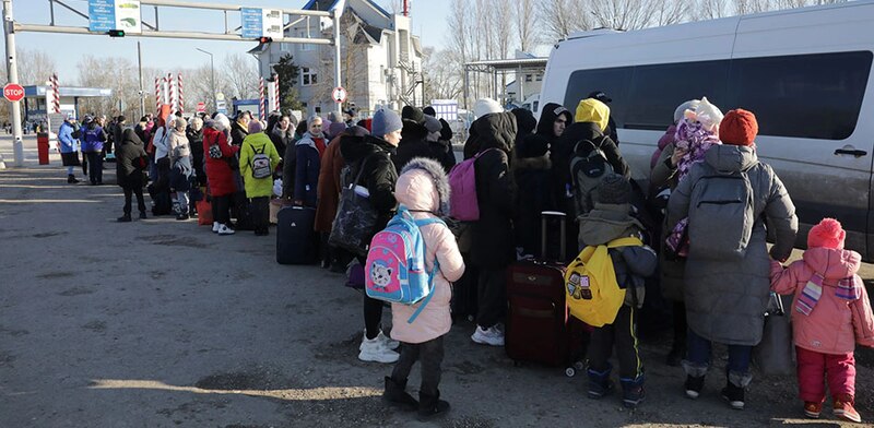 Refugiados ucranianos huyen de la guerra