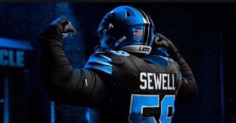 Penei Sewell, el liniero ofensivo de los Detroit Lions, muestra su físico en la nueva equipación del equipo.