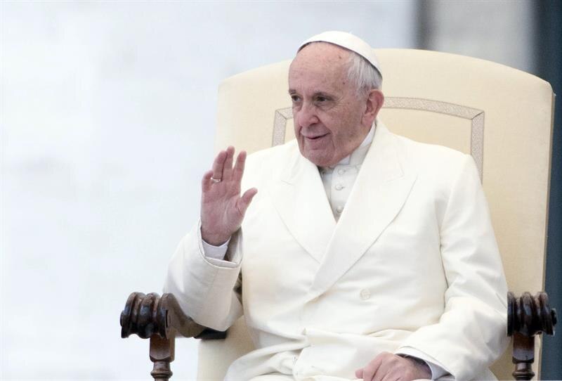 El Papa Francisco saluda a la multitud