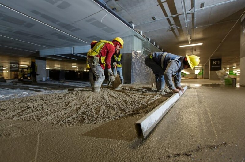 Obreros trabajando en el encofrado de un edificio