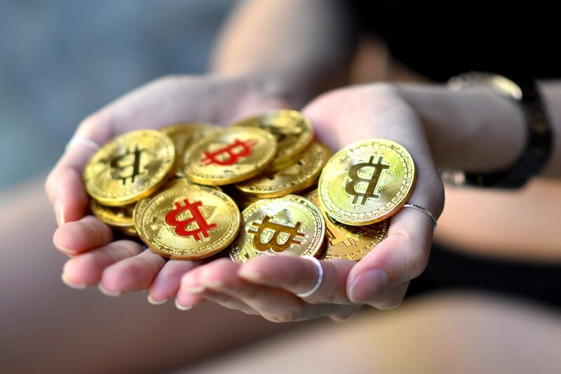 Monedas de Bitcoin en la palma de la mano