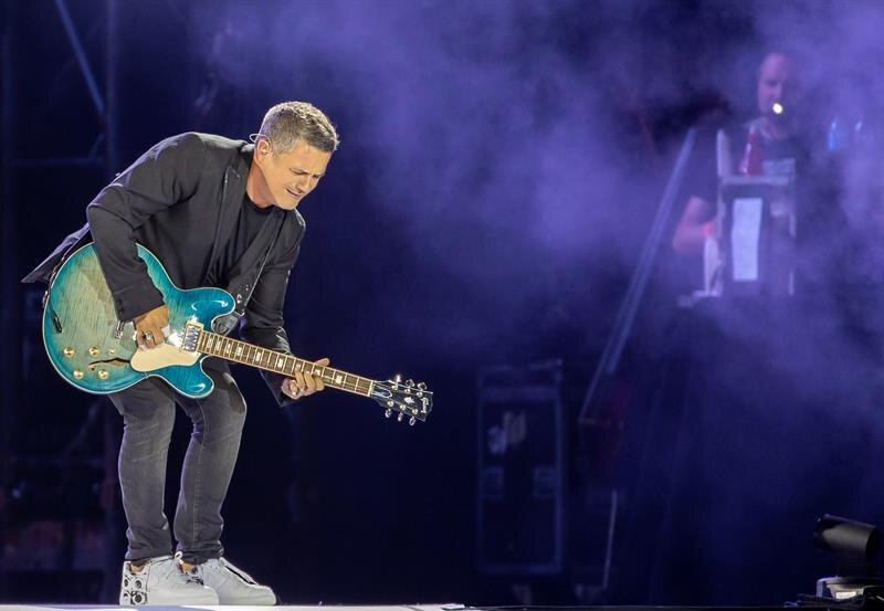 El cantante colombiano Juanes se presenta en concierto.