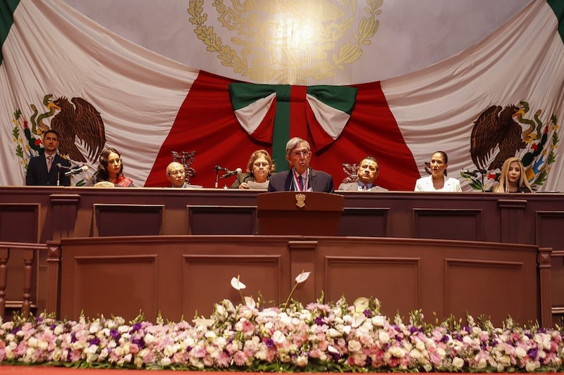 El presidente de México, Enrique Peña Nieto, da un discurso durante la ceremonia de inauguración del nuevo periodo de sesiones del Congreso de la Unión.