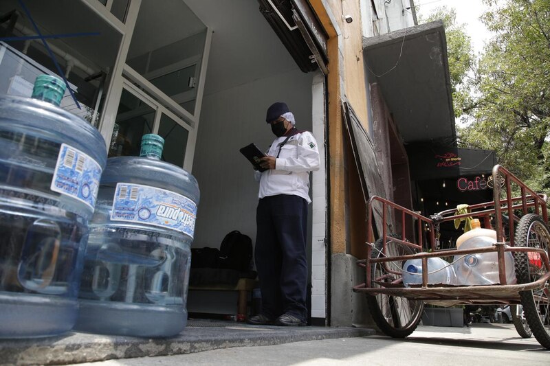 Un repartidor de agua en la Ciudad de México