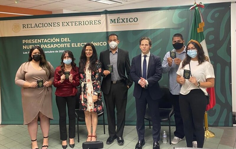 Presentación del nuevo pasaporte electrónico mexicano en Los Ángeles