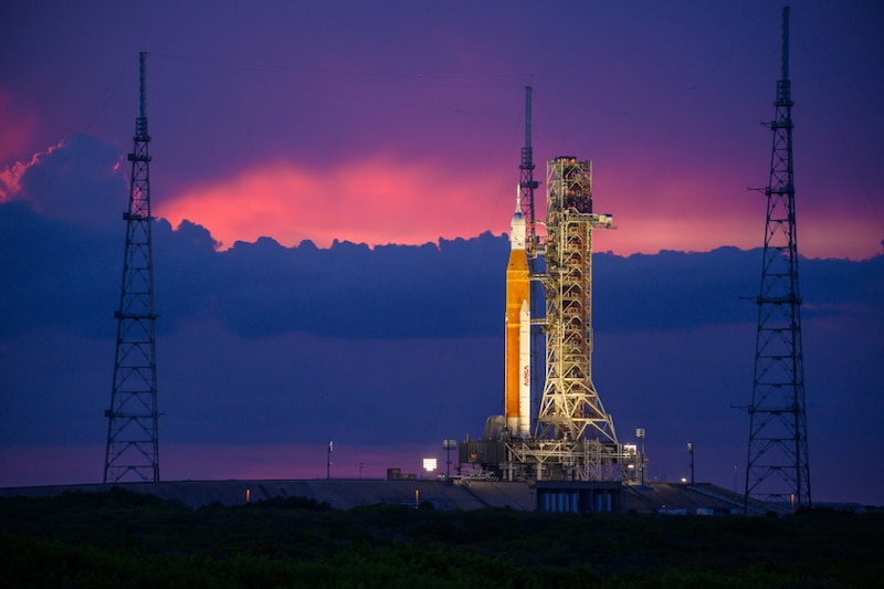 Cohete espacial en la plataforma de lanzamiento