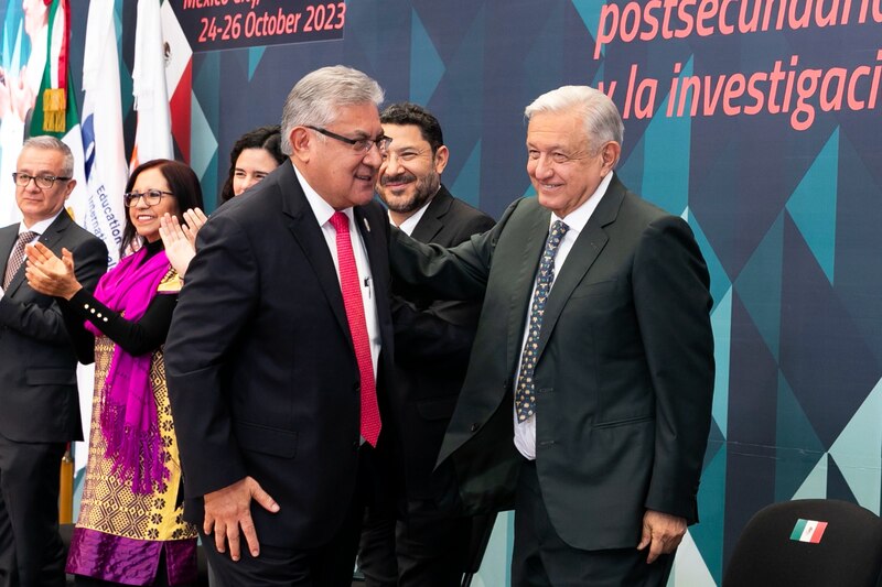 El presidente López Obrador saluda a invitados en un evento.