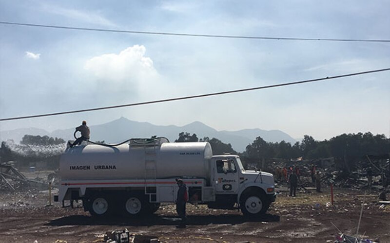 Bomberos combaten incendio en zona urbana