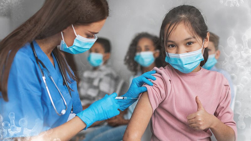 Niña recibe la vacuna contra el COVID-19