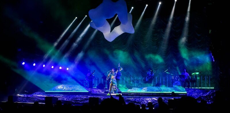 Rosalía cantando en concierto