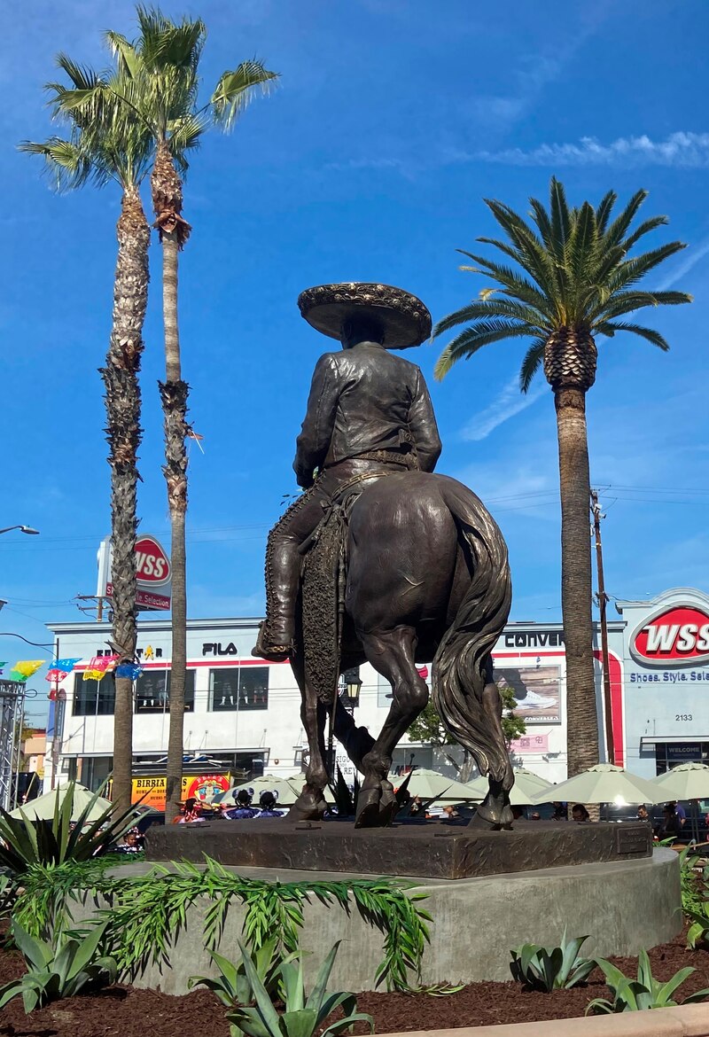 Monumento a un charro mexicano a caballo