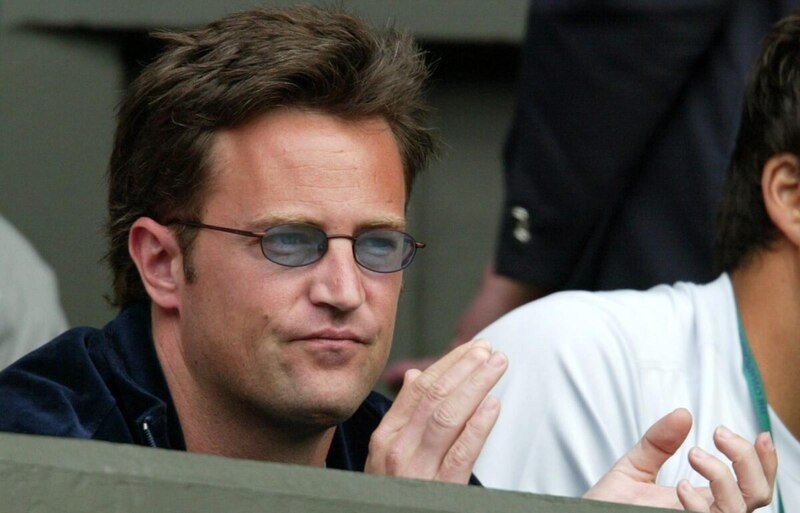 El actor Matthew Perry asiste a un partido de tenis