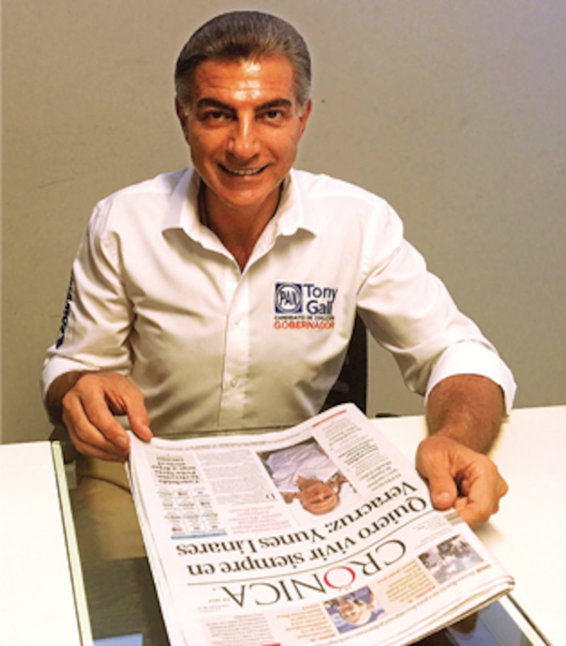 El candidato presidencial Tony Gali leyendo el periódico