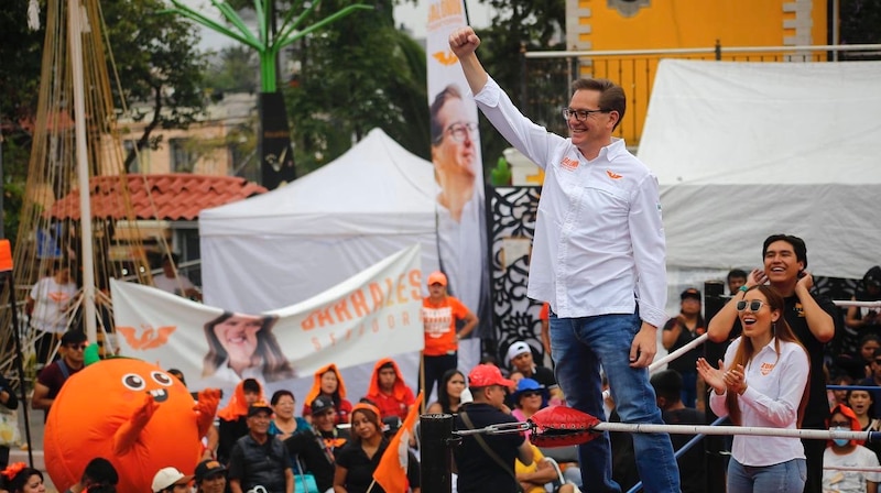 El candidato a la presidencia, Ricardo Anaya, saluda a sus seguidores durante un mitin en la Ciudad de México.