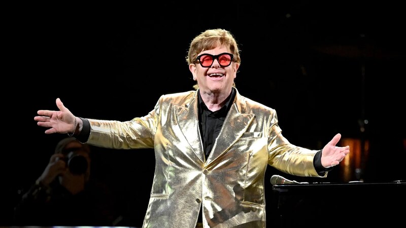 Elton John cantando en concierto