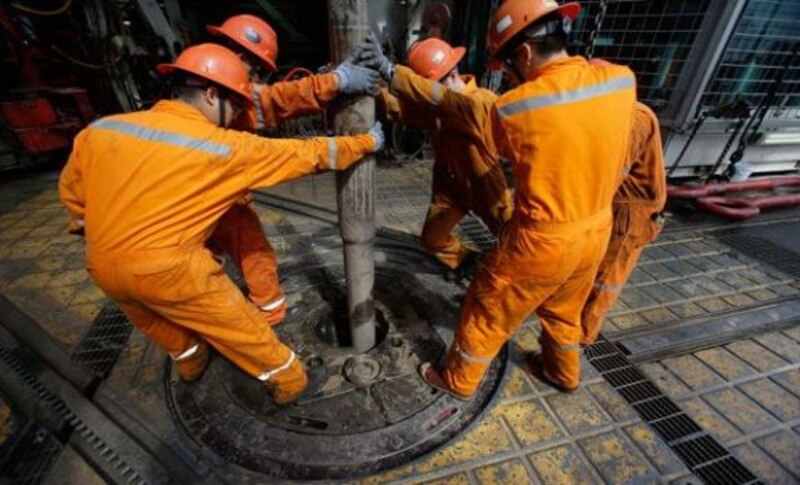 Trabajadores petroleros en una plataforma petrolera.