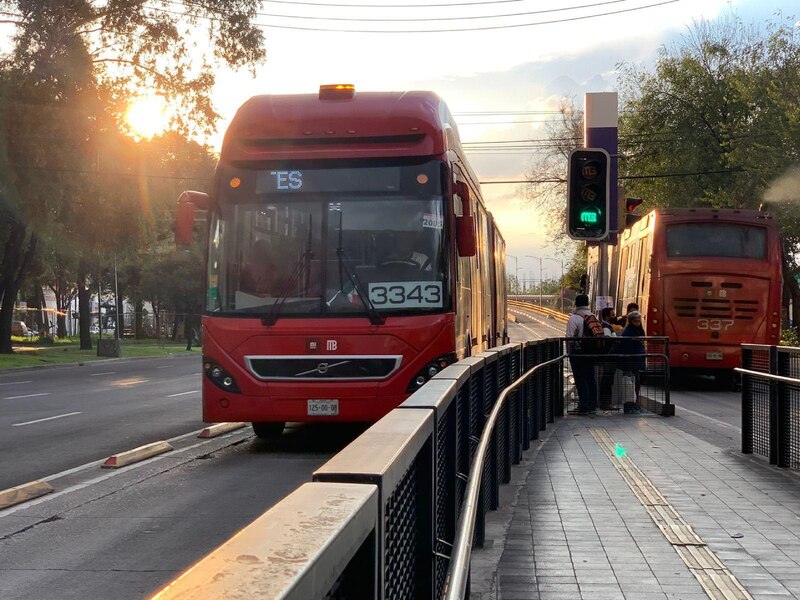 Autobús rojo en una parada